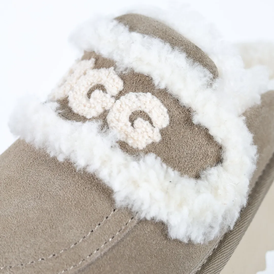 Pick up locally 💰580 Core recommended good price It is a very suitable choice for home furnishings. In the new year, uug launched a series of styles, which are partial to the preferences of young consumers and have also moved to the forefront of fashion trends. Shoe body material: water-repellent coated suede upper, 17 mm UGGPURE™ implantable wool insole, lightweight non-slip and comfortable rubber outsole, with brand LOGO and trademark, with full packaging Size: 35 36 37 38 39 40